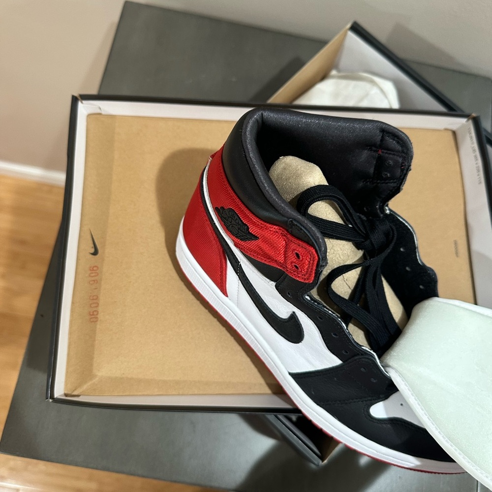 Air Jordan 1 Retro High 'Satin Black Toe' size 8.5w - Picture 4 of 9